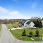 Chic Lake Geneva Retreat Spring & Summer Getaway Near Lake & Golf