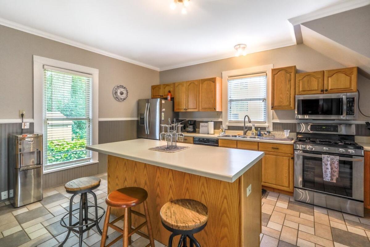 Holiday home Sheldon House - Historic Geneva - Garden Patio - Walkable To Lg Has To Offer - Parking *