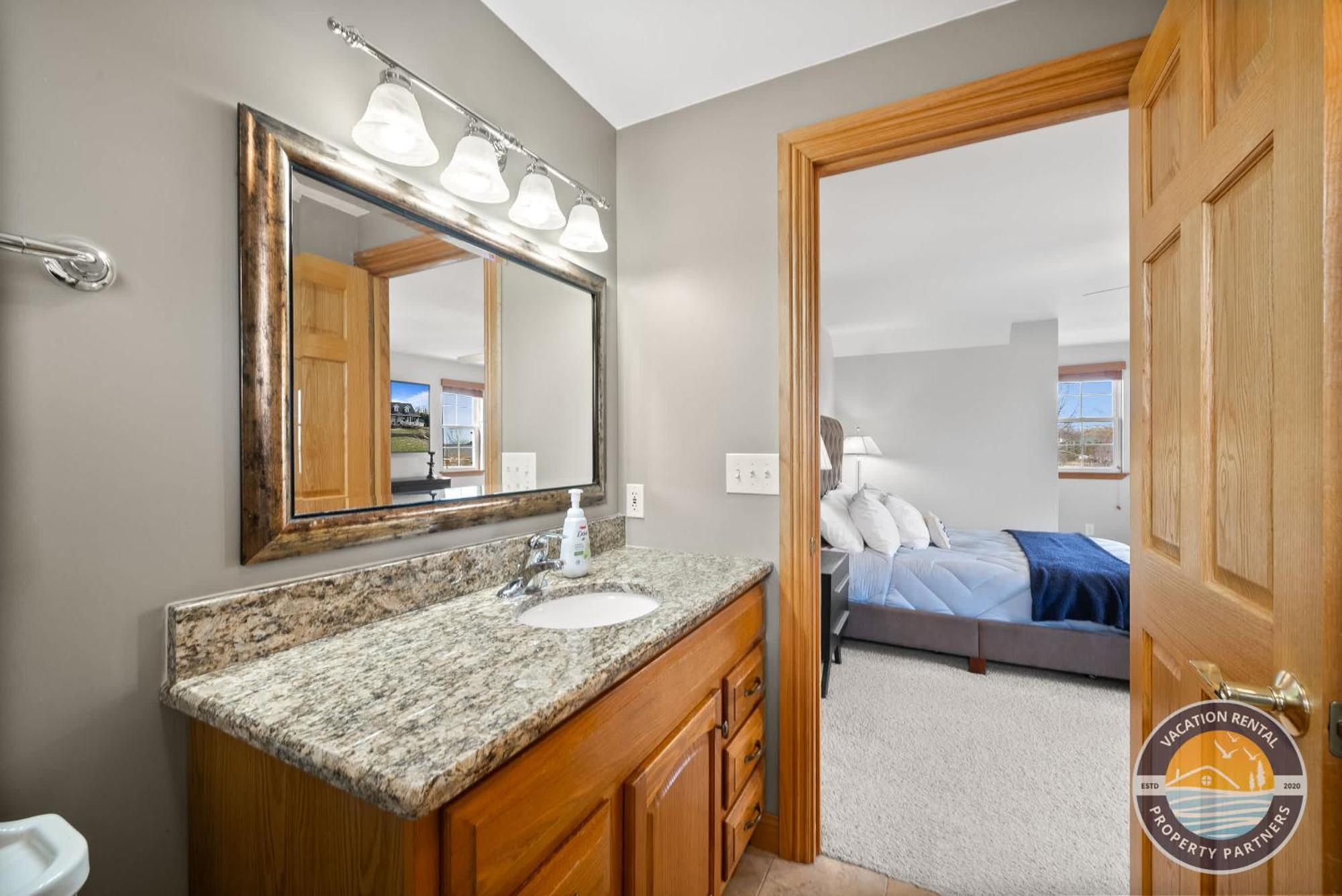 Chic Geneva Retreat Spring & Summer Getaway Near & Golf Lake Geneva