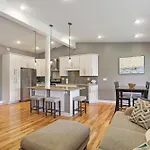 The Luxe At Abbey Villa - Gas Fireplace - King Master - Large Covered Balconies -Pool View