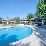 Luxurious Condo Experience - Lakeside Villa - Pool - Expansive Walk-Out Balcony - King Suite - Fireplace