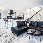 Gatsby Theme Near Downtown With Hot Tub & Game Room