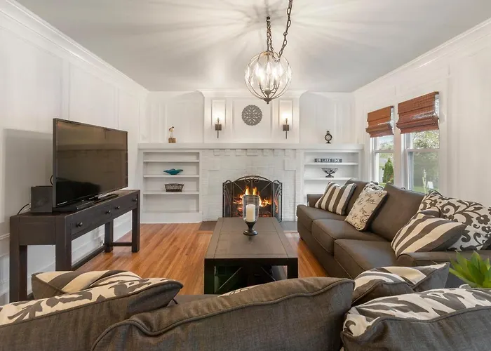 Gorgeous Downtown Bungalow, Walk Everywhere!!!