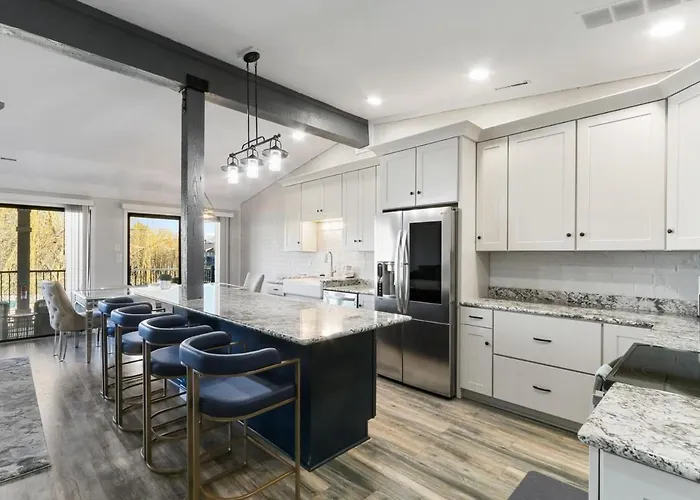 Stunning Pool View Condo At Abbey Villa - Gas Fireplace