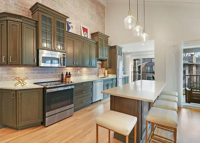 Luxurious Condo Experience - Lakeside Villa - Pool - Expansive Walk-Out Balcony - King Suite - Fireplace
