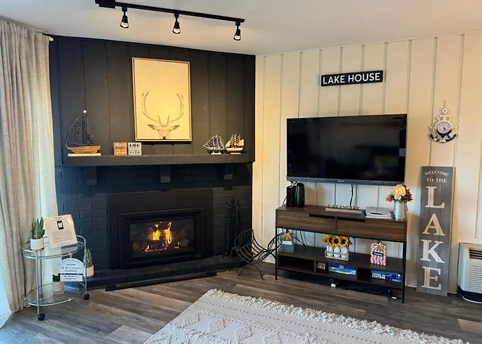 Newly Updated Modern, Spacious, And Cozy Condo- Right On The Lake!