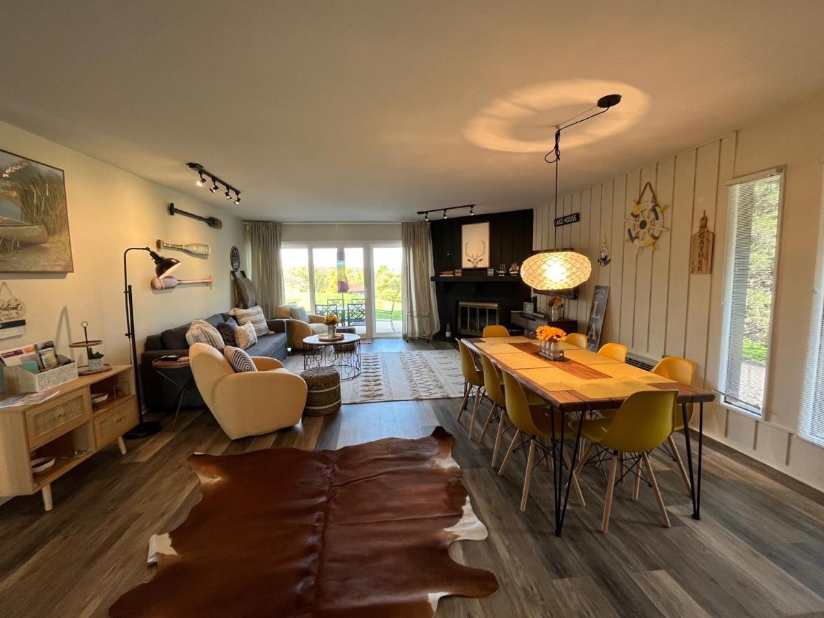 Newly Updated Modern, Spacious, And Cozy Condo- Right On The Lake! Apartment Lake Geneva