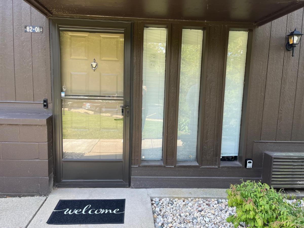 Newly Updated Modern, Spacious, And Cozy Condo- Right On The Lake! Apartment