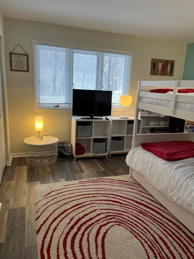 Apartment Newly Updated Modern, Spacious, And Cozy Condo- Right On The Lake! *