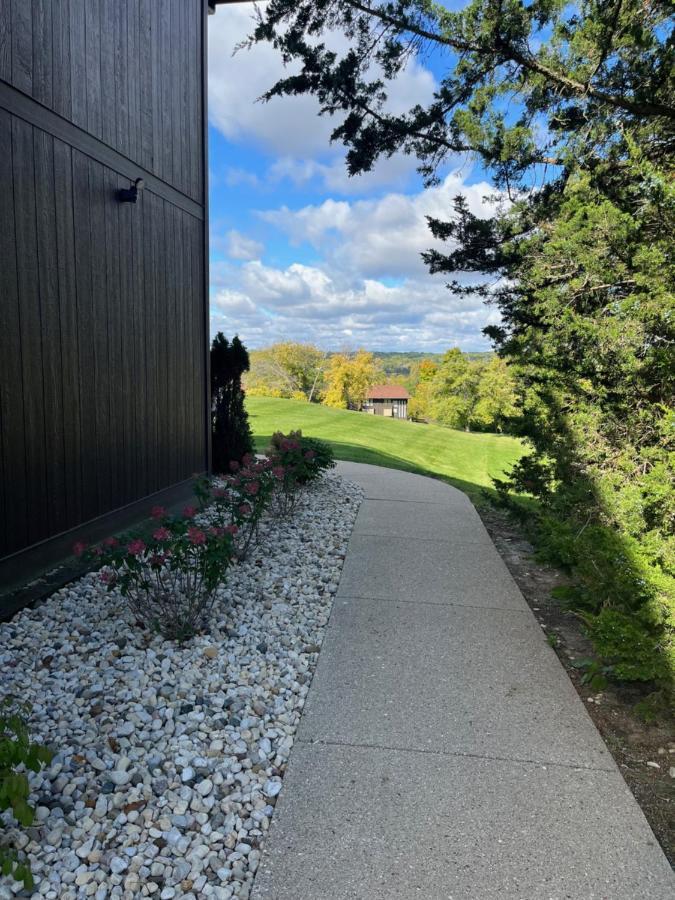 Newly Updated Modern, Spacious, And Cozy Condo- Right On The Lake! Apartment Lake Geneva