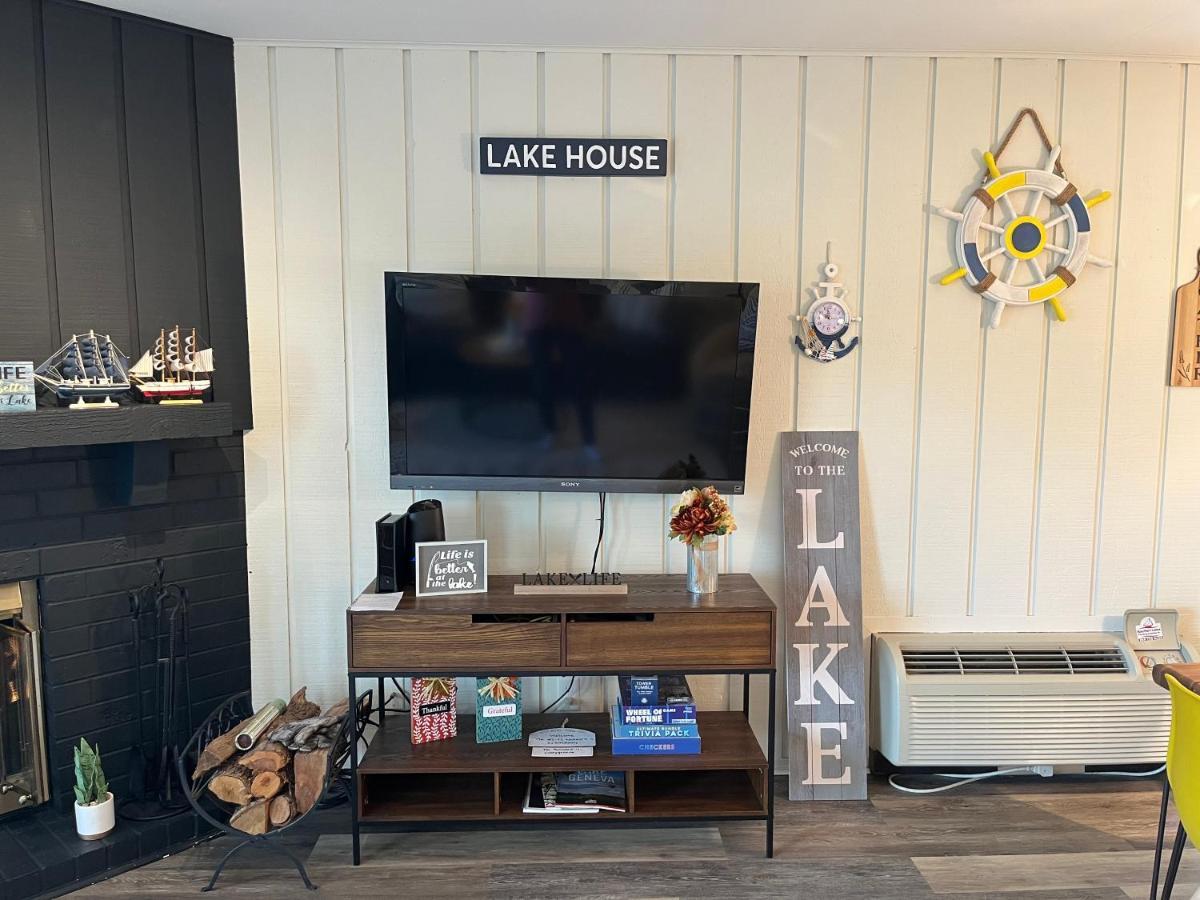 Newly Updated Modern, Spacious, And Cozy Condo- Right On The Lake! Apartment