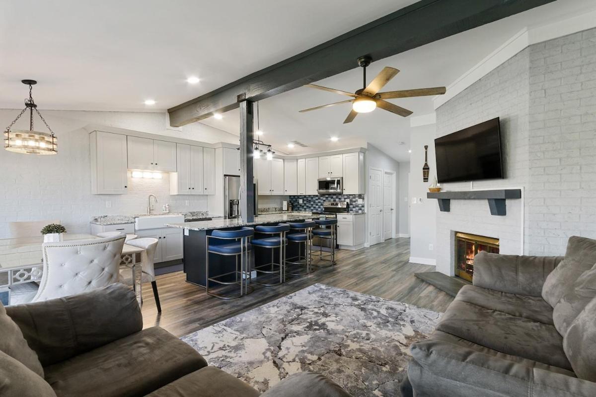 Stunning Pool View At Abbey - Gas Fireplace Apartment