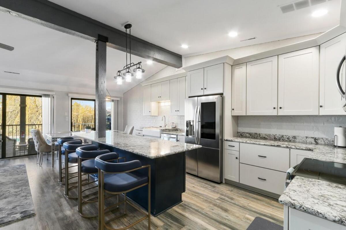 Stunning Pool View At Abbey - Gas Fireplace Apartment