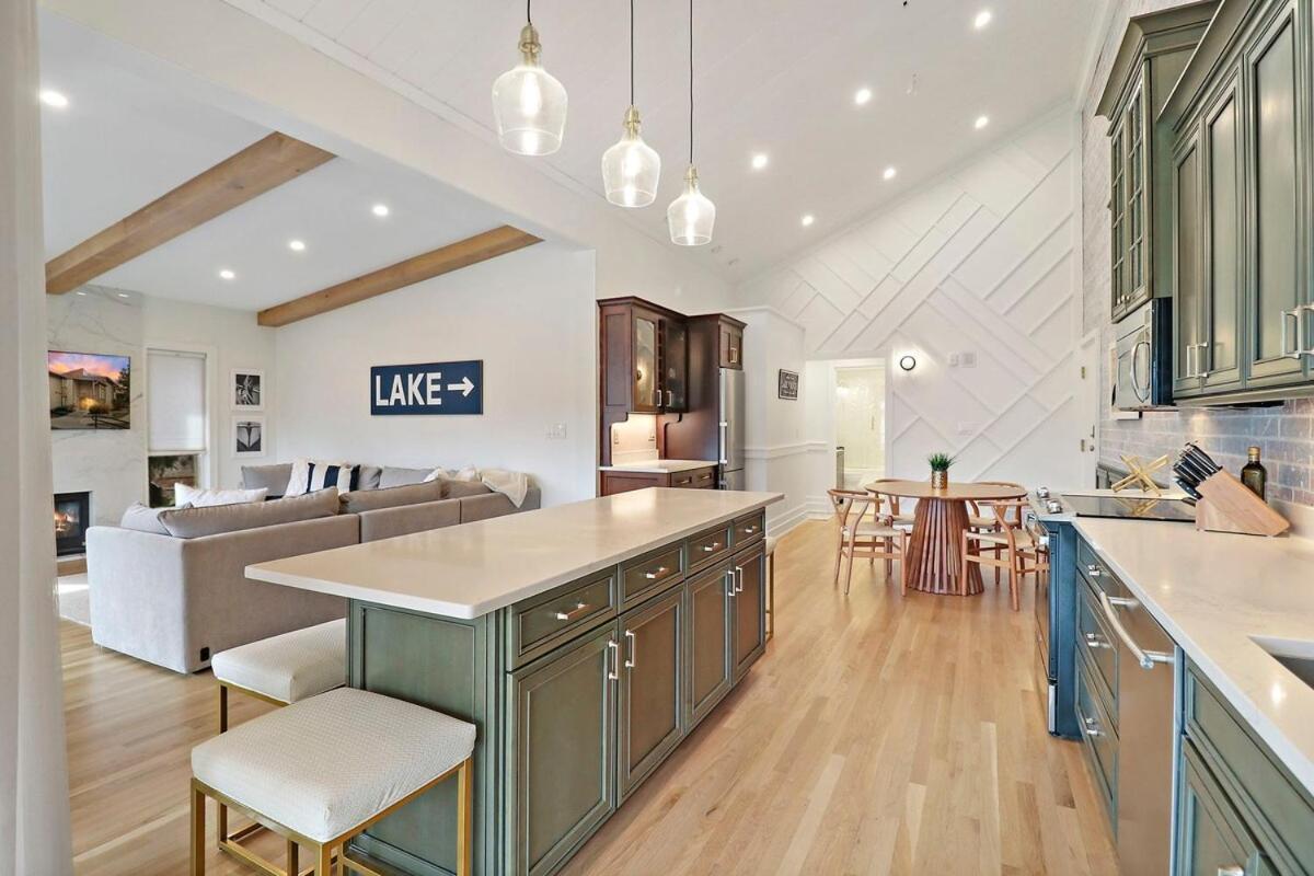 Luxurious Experience - Lakeside - Pool - Expansive Walk-out Balcony - King - Fireplace Apartment Lake Geneva