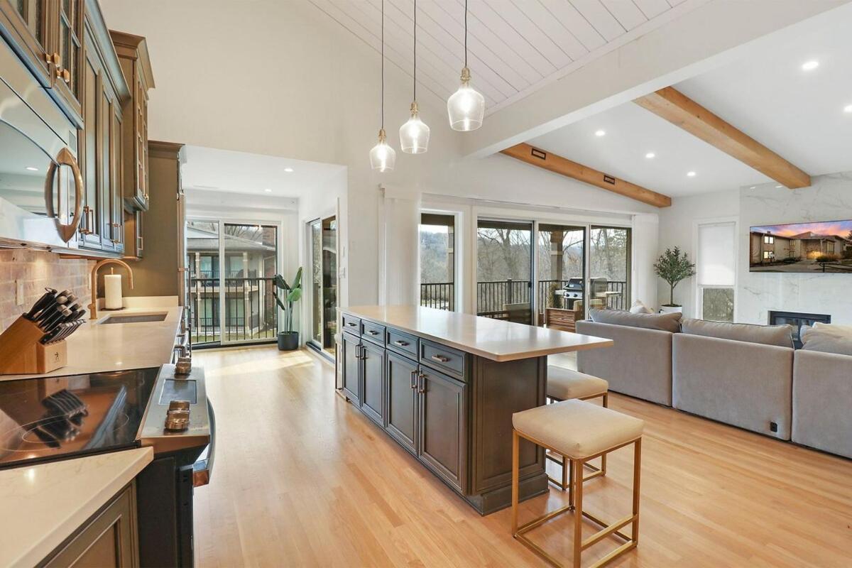 Luxurious Experience - Lakeside - Pool - Expansive Walk-out Balcony - King - Fireplace *