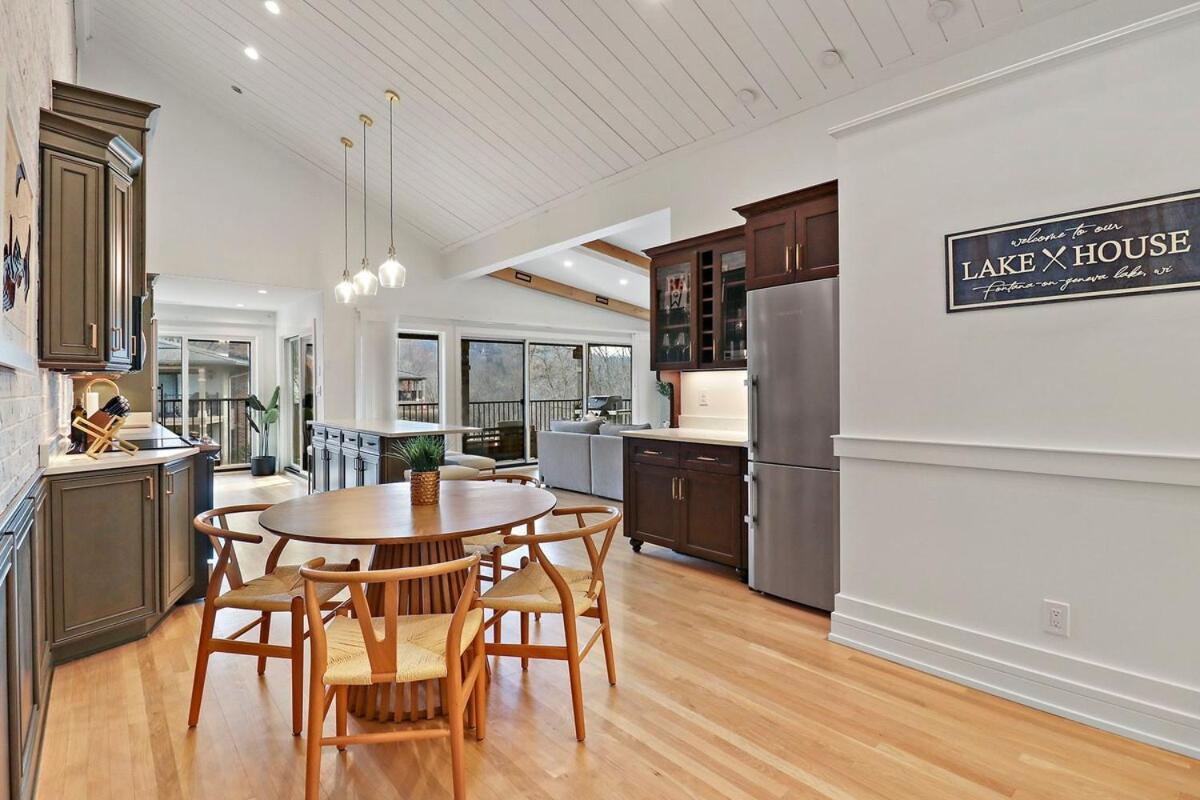 Apartment Luxurious Experience - Lakeside - Pool - Expansive Walk-out Balcony - King - Fireplace