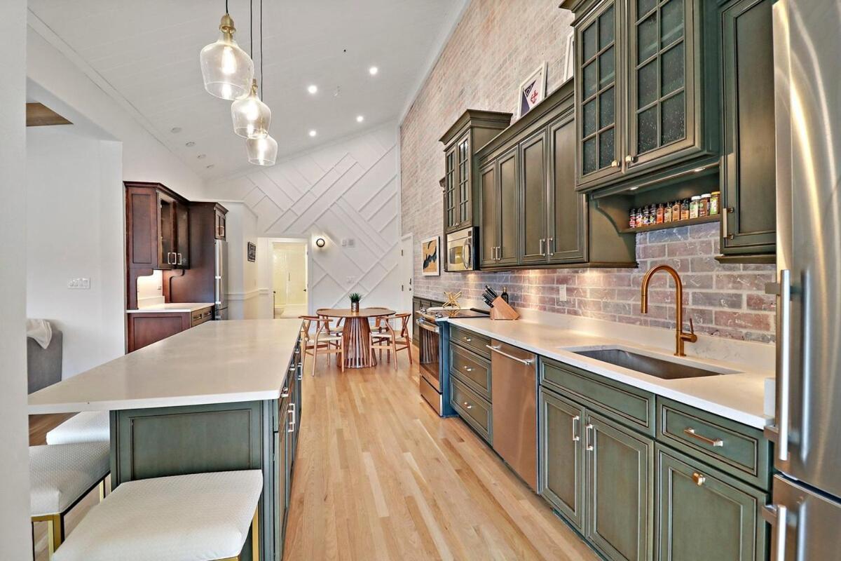 Luxurious Experience - Lakeside - Pool - Expansive Walk-out Balcony - King - Fireplace Lake Geneva