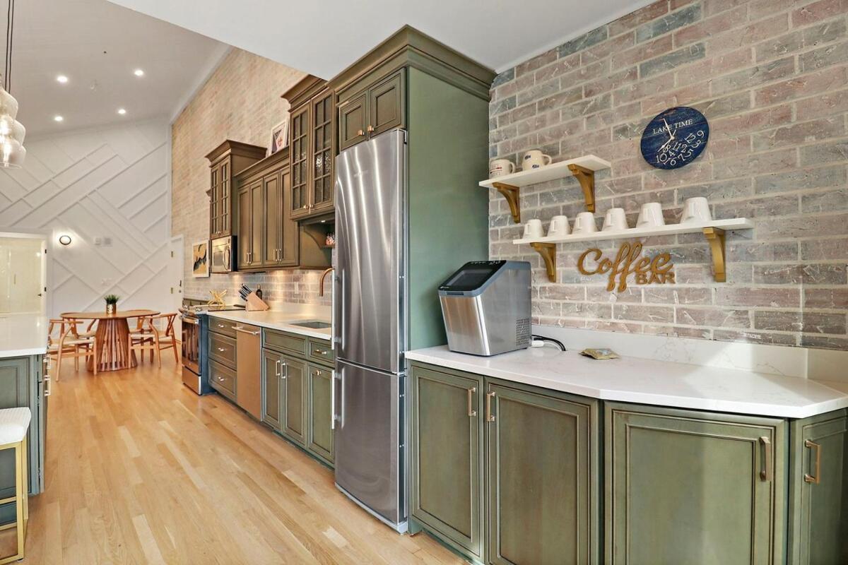 Luxurious Experience - Lakeside - Pool - Expansive Walk-out Balcony - King - Fireplace Apartment *