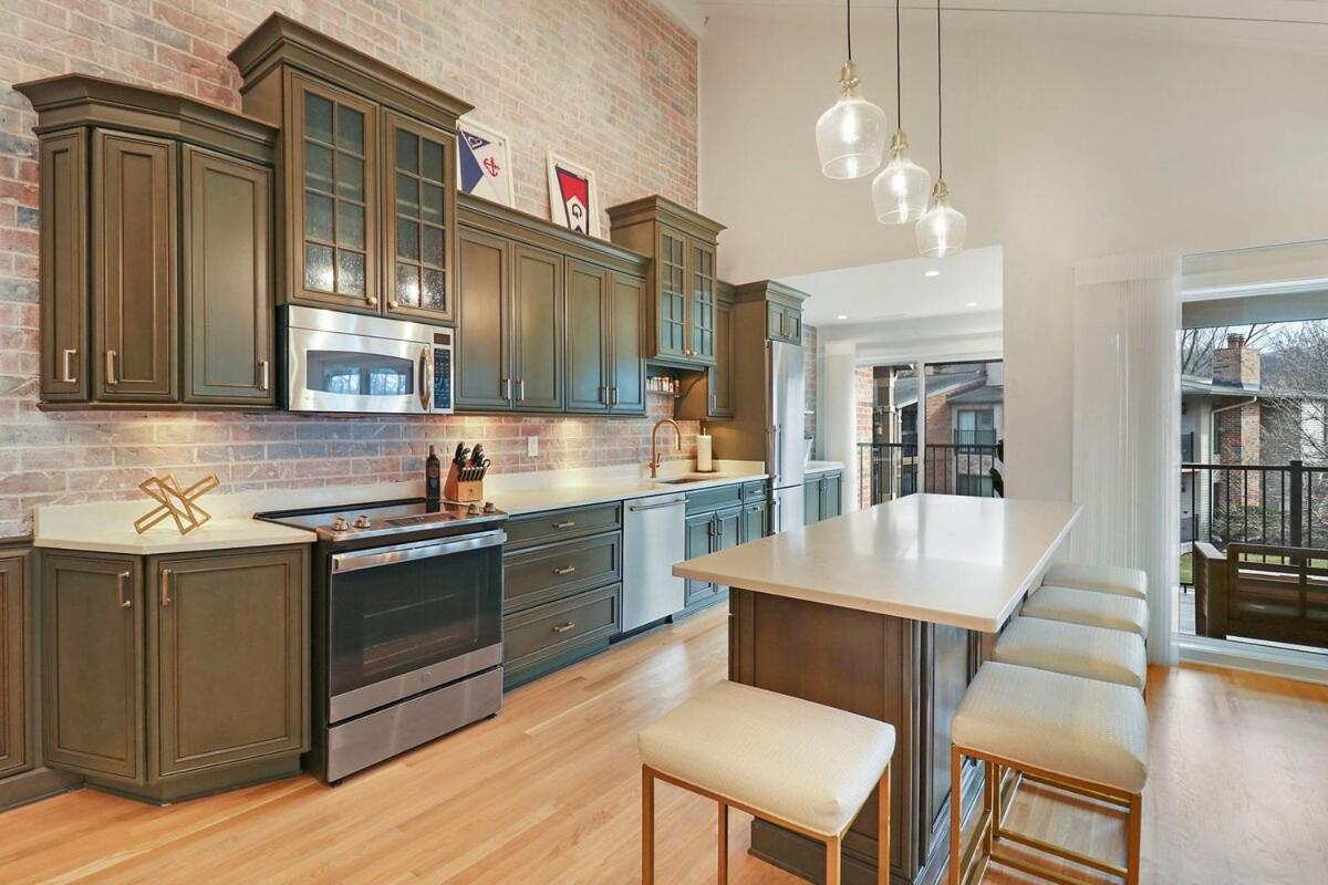 Luxurious Experience - Lakeside - Pool - Expansive Walk-out Balcony - King - Fireplace *