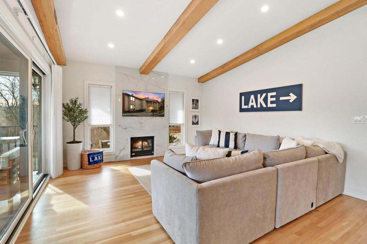 Luxurious Experience - Lakeside - Pool - Expansive Walk-out Balcony - King - Fireplace * Lake Geneva