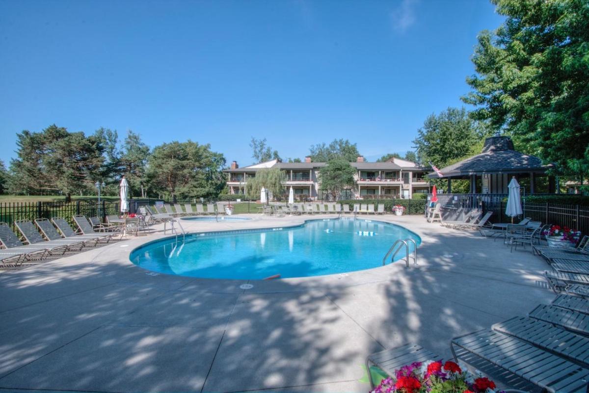 Apartment Stunning Pool View At Abbey - Gas Fireplace