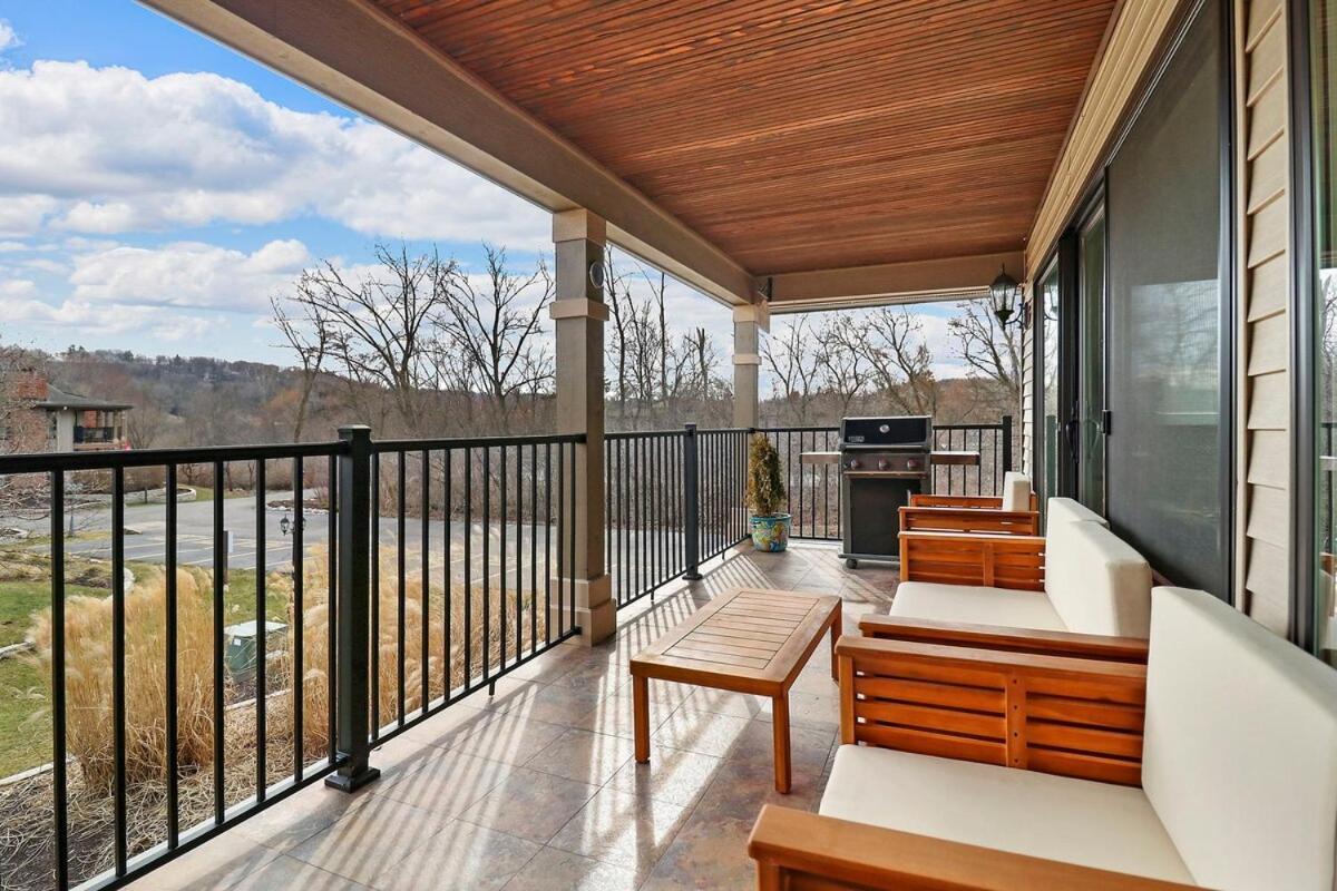 Apartment Luxurious Experience - Lakeside - Pool - Expansive Walk-out Balcony - King - Fireplace *