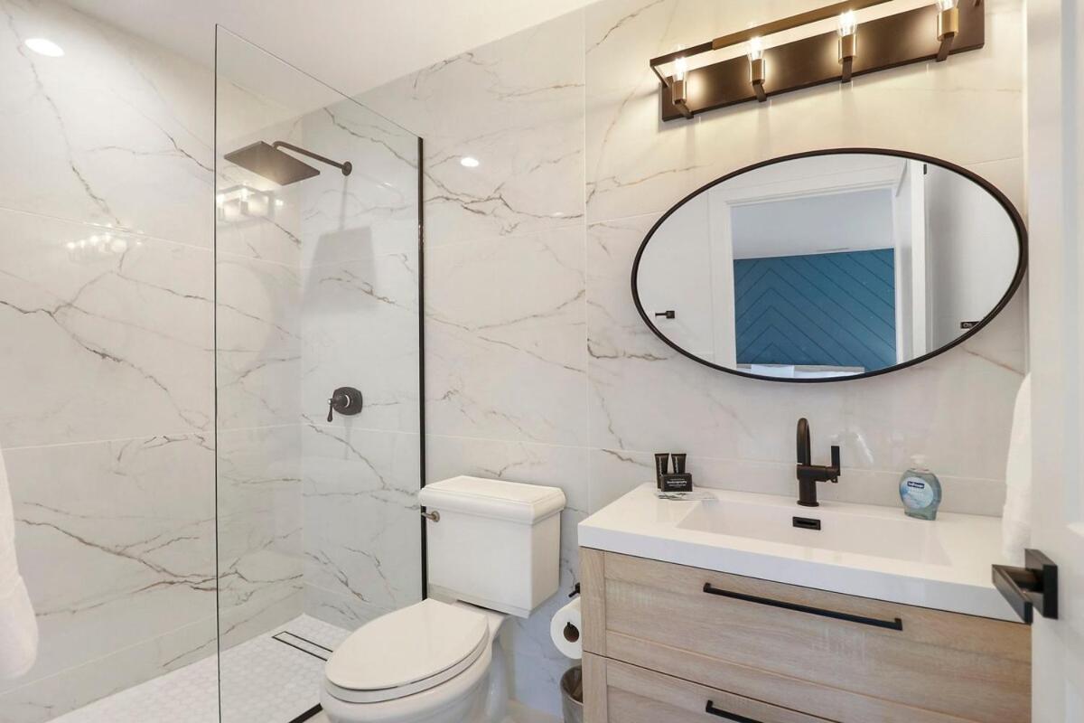 Luxurious Experience - Lakeside - Pool - Expansive Walk-out Balcony - King - Fireplace * Lake Geneva