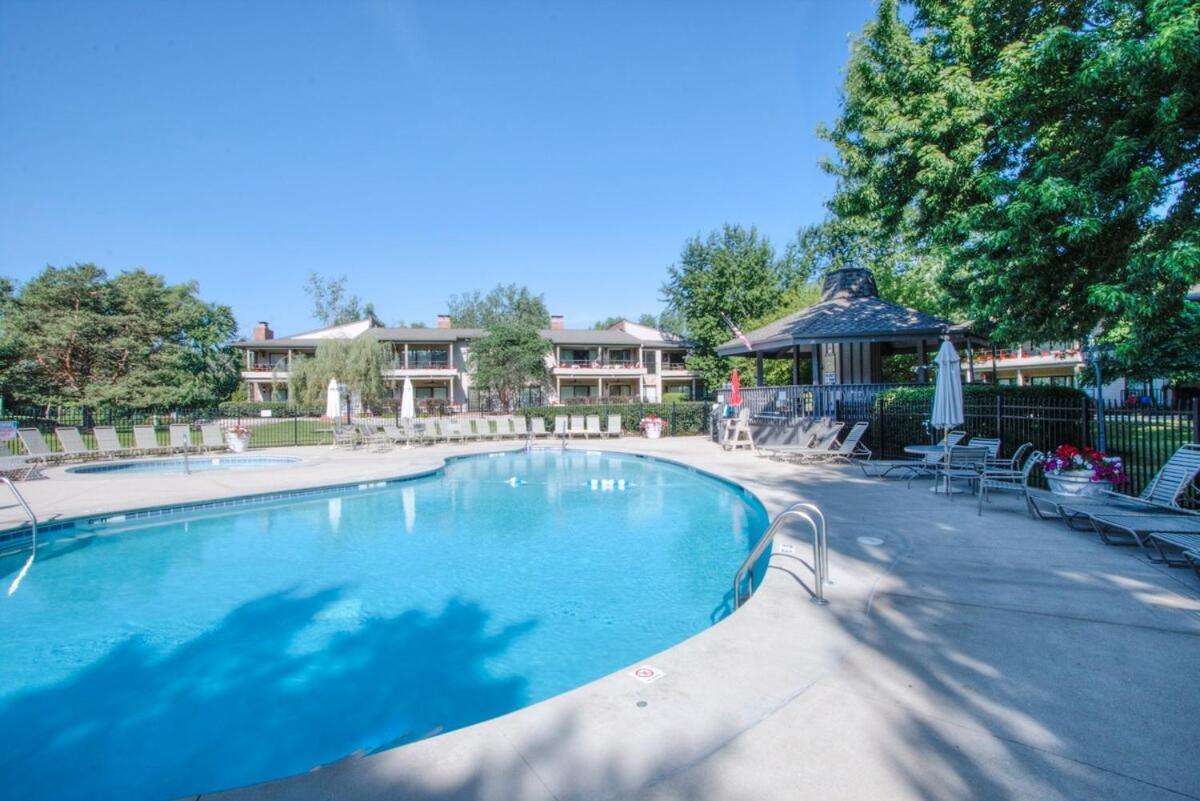 Apartment Luxurious Experience - Lakeside - Pool - Expansive Walk-out Balcony - King - Fireplace Lake Geneva
