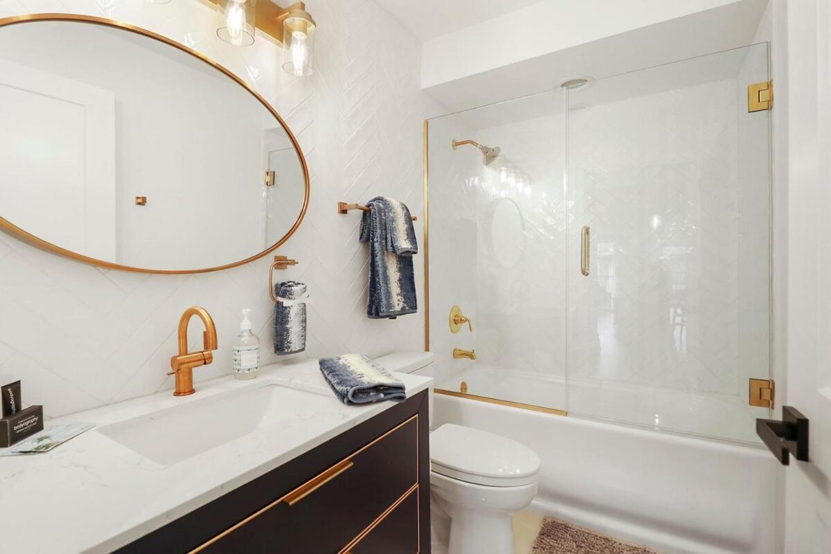Luxurious Experience - Lakeside - Pool - Expansive Walk-out Balcony - King - Fireplace Lake Geneva