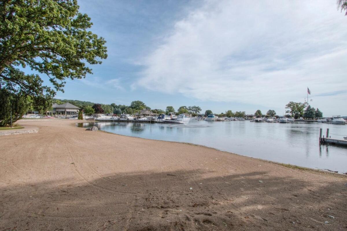 Luxurious Experience - Lakeside - Pool - Expansive Walk-out Balcony - King - Fireplace