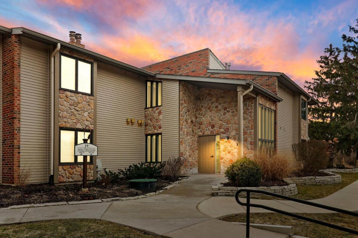 Luxurious Experience - Lakeside - Pool - Expansive Walk-out Balcony - King - Fireplace Apartment Lake Geneva