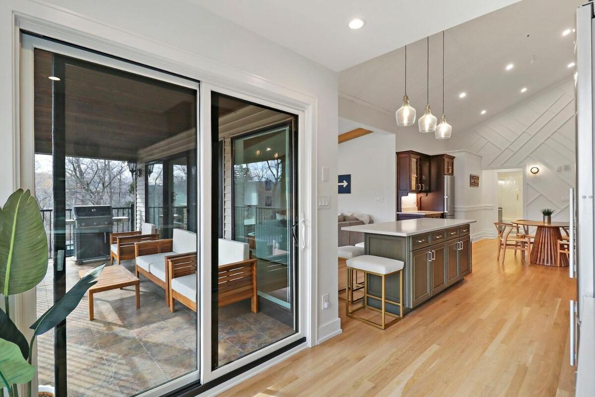 Luxurious Experience - Lakeside - Pool - Expansive Walk-out Balcony - King - Fireplace *