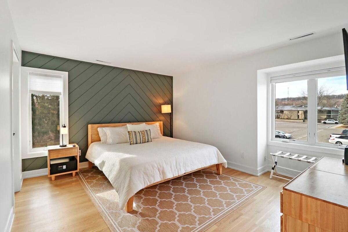 Luxurious Experience - Lakeside - Pool - Expansive Walk-out Balcony - King - Fireplace Lake Geneva