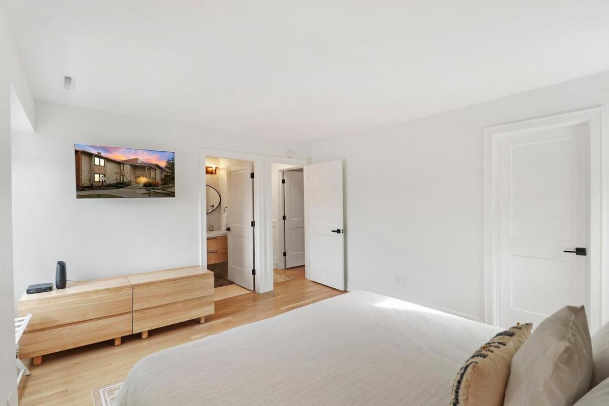 Luxurious Experience - Lakeside - Pool - Expansive Walk-out Balcony - King - Fireplace