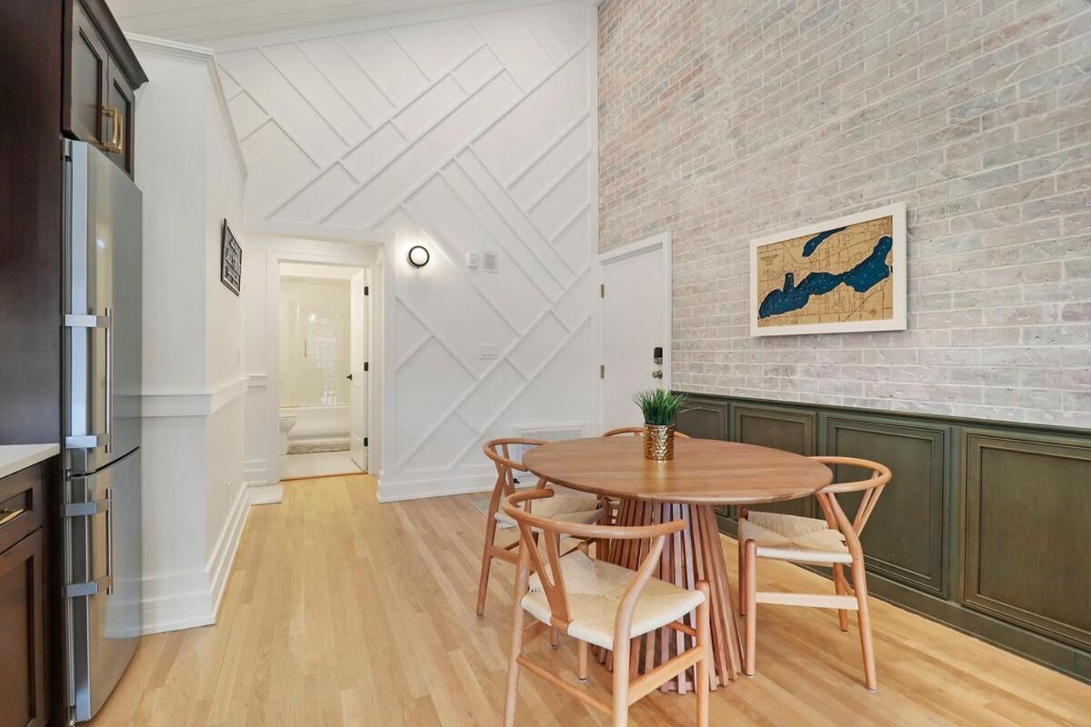 Luxurious Experience - Lakeside - Pool - Expansive Walk-out Balcony - King - Fireplace Apartment *
