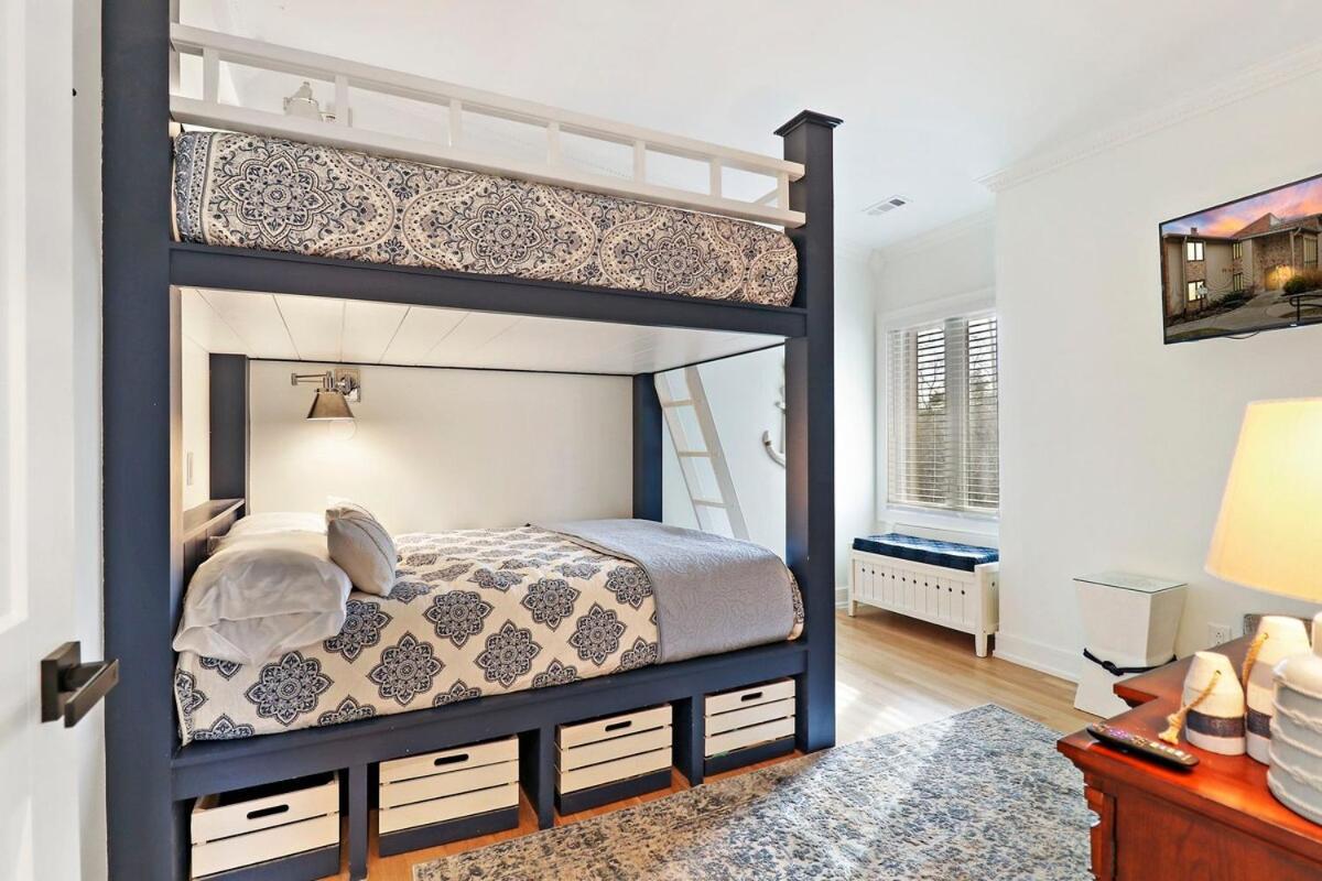 Apartment Luxurious Experience - Lakeside - Pool - Expansive Walk-out Balcony - King - Fireplace Lake Geneva