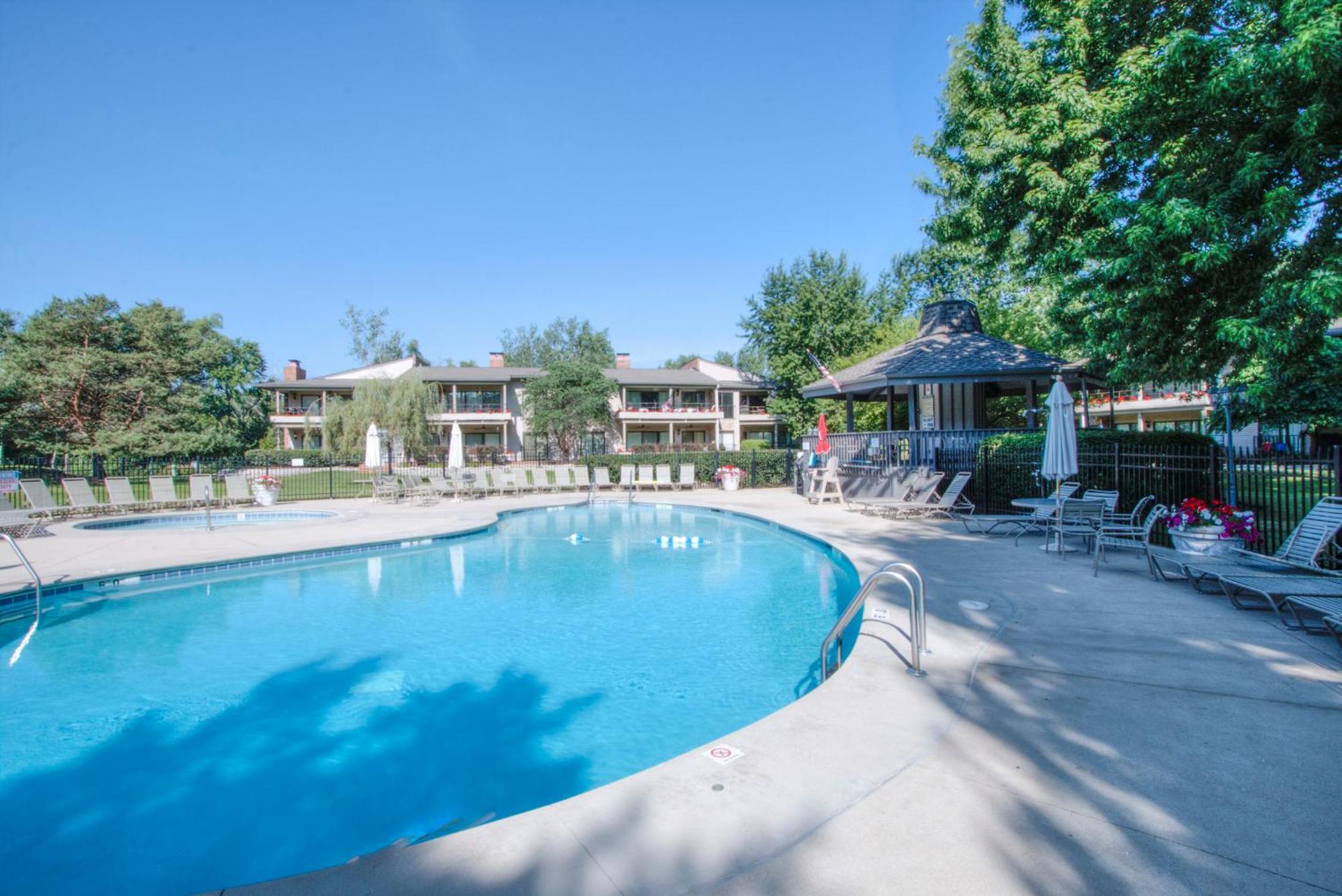 The Luxe At Abbey - Gas Fireplace - King Master - Large Covered Balconies -pool View Apartment Lake Geneva