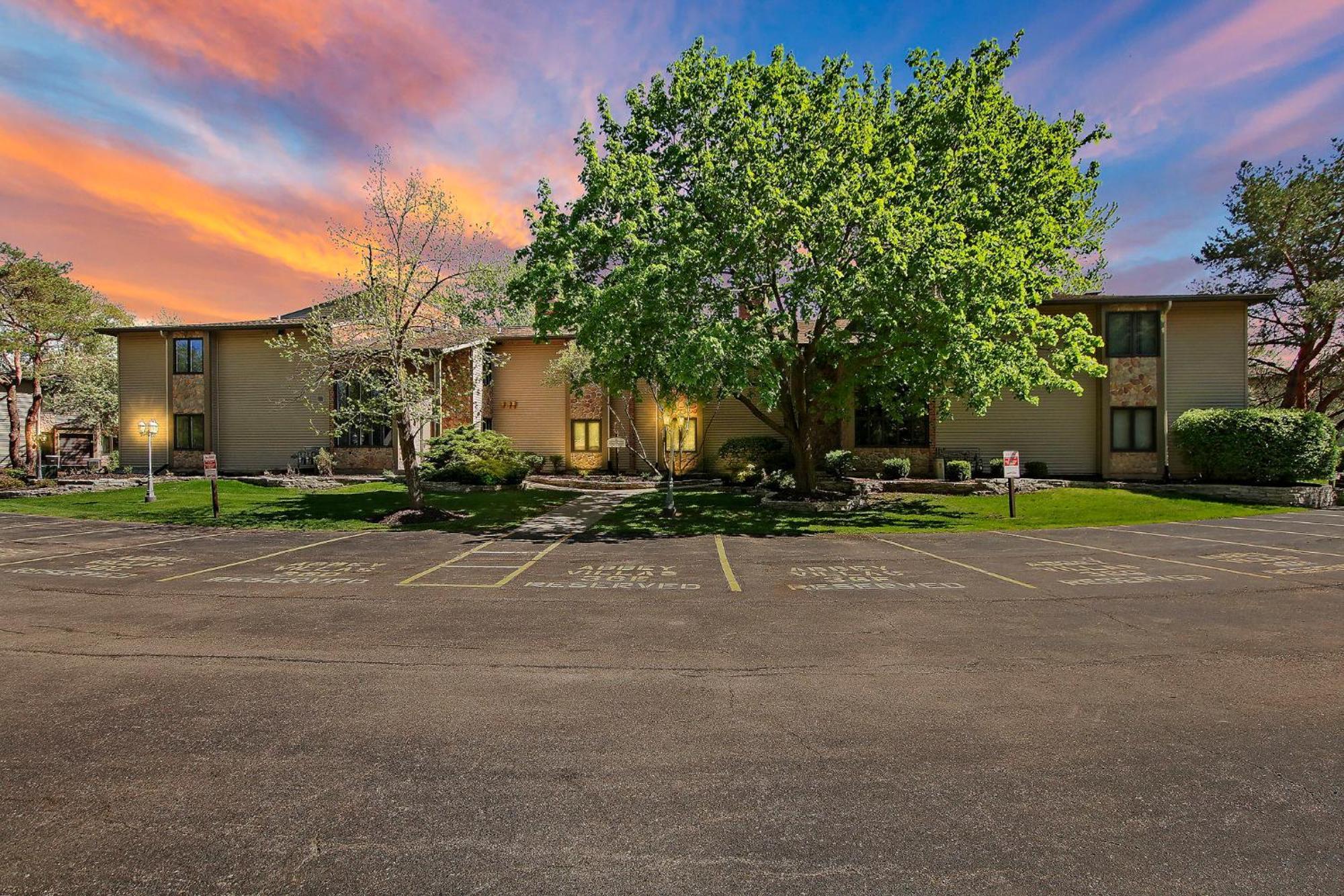 The Luxe At Abbey - Gas Fireplace - King Master - Large Covered Balconies -pool View * Lake Geneva