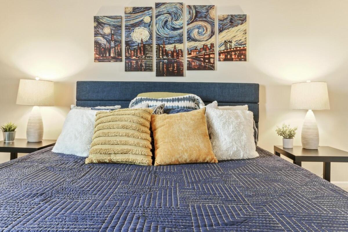 Downtown Geneva- New York - Big Apple Themed - Near Restaurants & Boutiques - Onsite Parking Apartment *