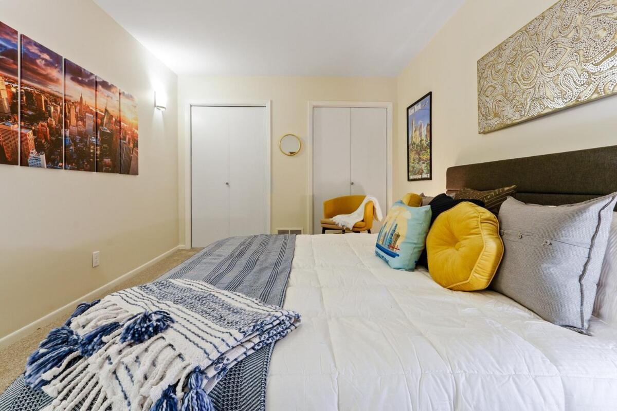 Apartment Downtown Geneva- New York - Big Apple Themed - Near Restaurants & Boutiques - Onsite Parking *