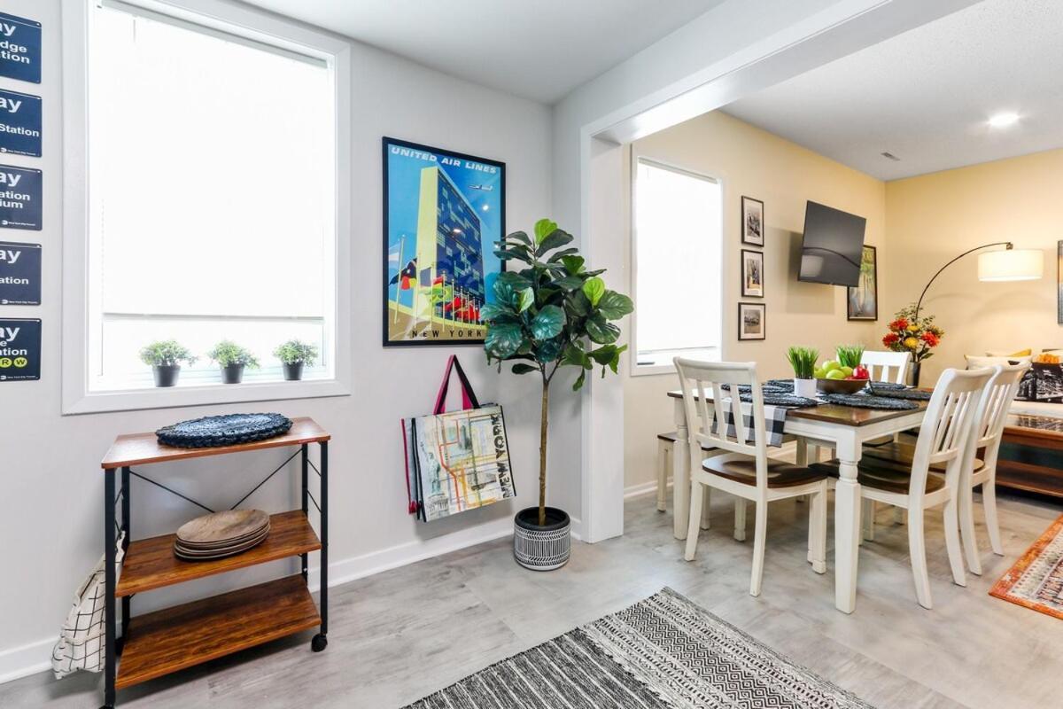 Downtown Geneva- New York - Big Apple Themed - Near Restaurants & Boutiques - Onsite Parking Apartment