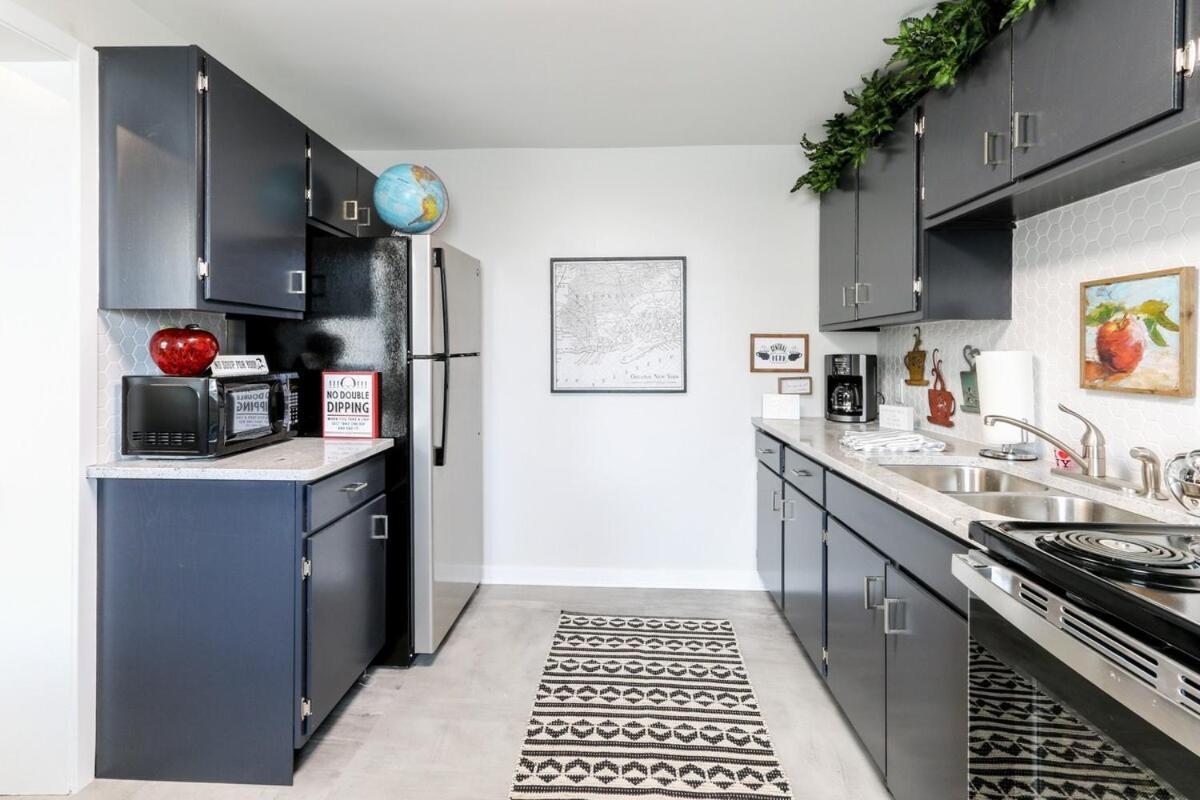 Apartment Downtown Geneva- New York - Big Apple Themed - Near Restaurants & Boutiques - Onsite Parking