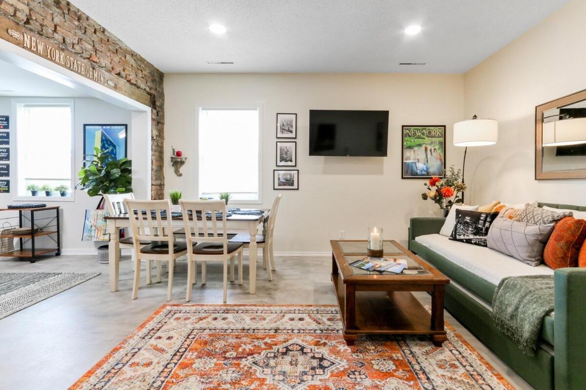 Downtown Geneva- New York - Big Apple Themed - Near Restaurants & Boutiques - Onsite Parking * Lake Geneva