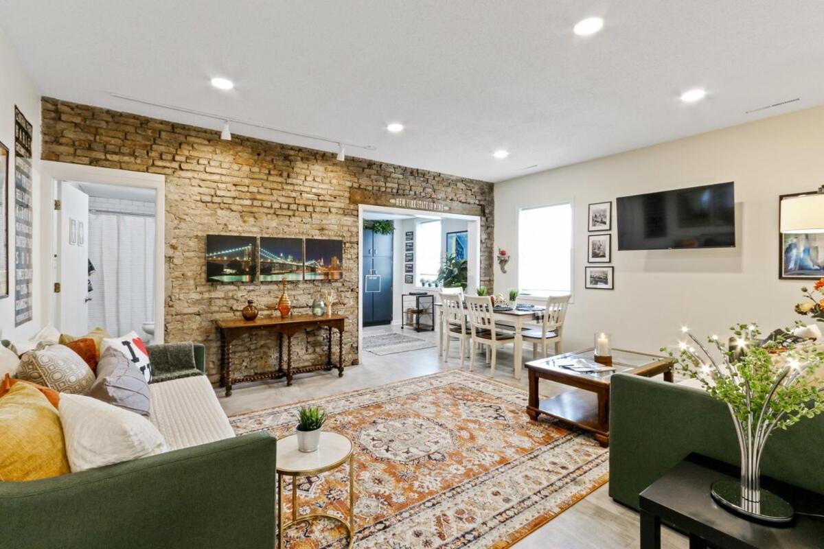 Downtown Geneva- New York - Big Apple Themed - Near Restaurants & Boutiques - Onsite Parking Apartment