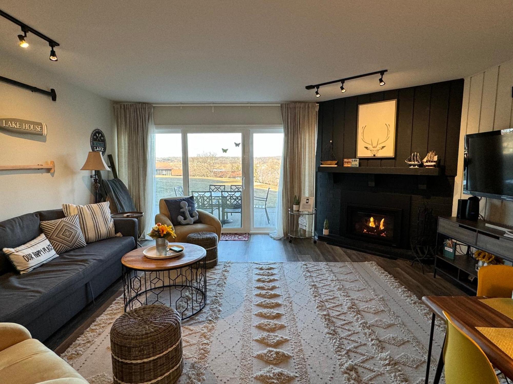 Newly Updated Modern, Spacious, And Cozy Condo- Right On The Lake! * Lake Geneva
