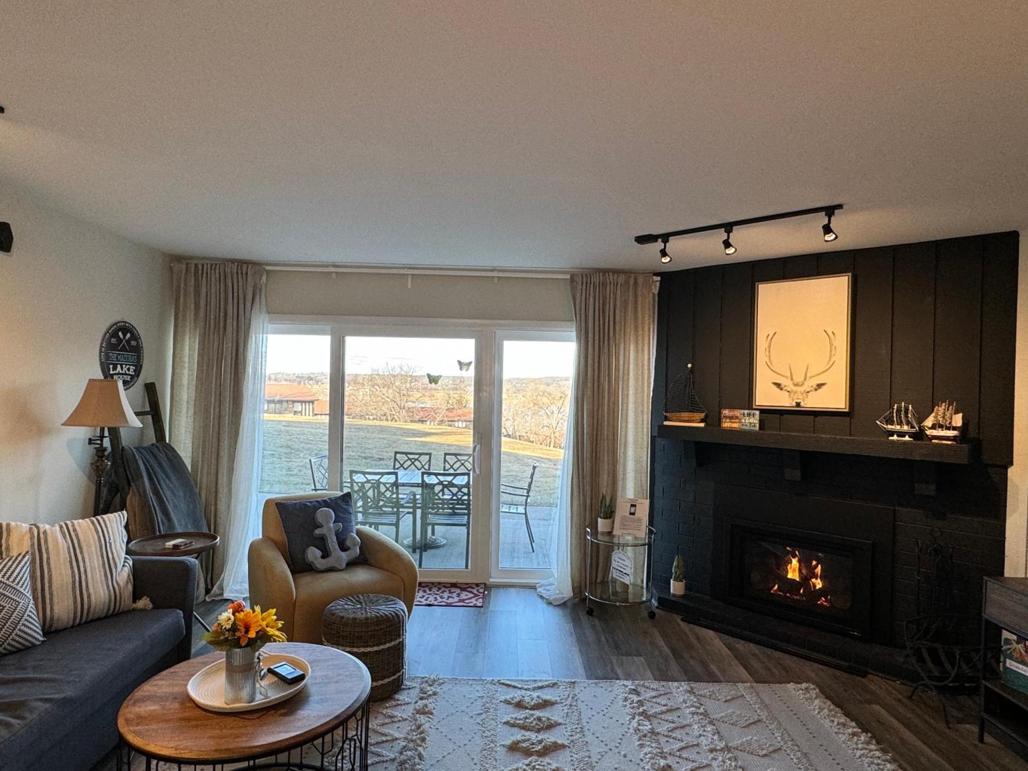 Newly Updated Modern, Spacious, And Cozy Condo- Right On The Lake!