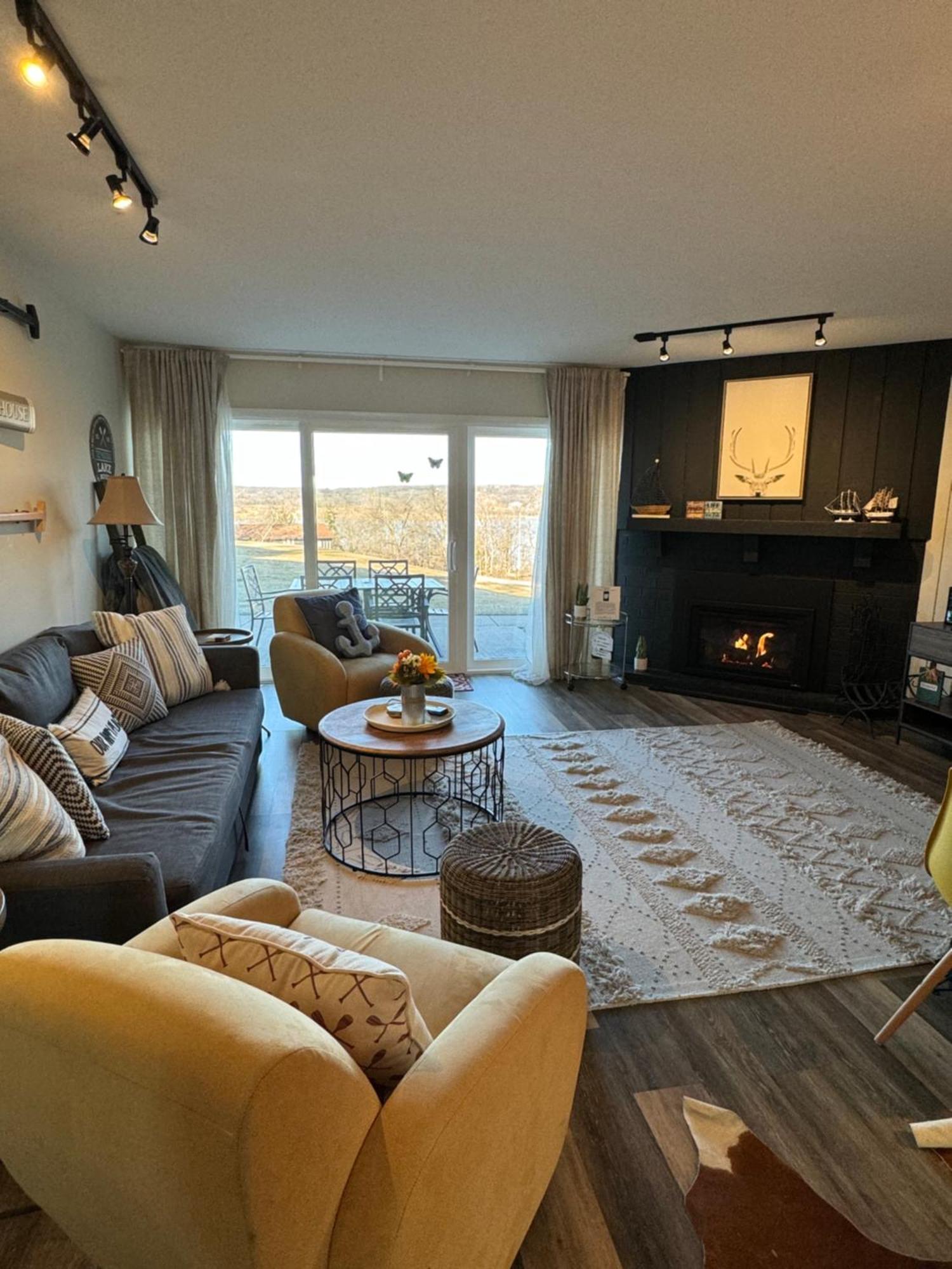 Newly Updated Modern, Spacious, And Cozy Condo- Right On The Lake! Apartment