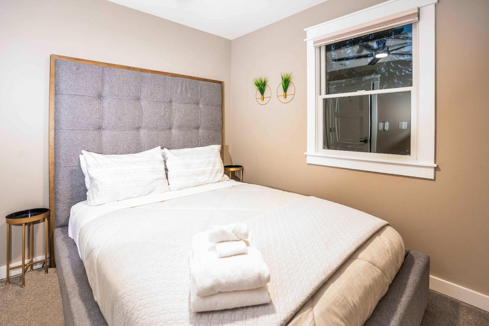 Gatsby Theme Near Downtown With Hot Tub & Game Holiday home Lake Geneva